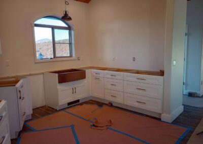white shaker cabinets with cove crown molding sink wall